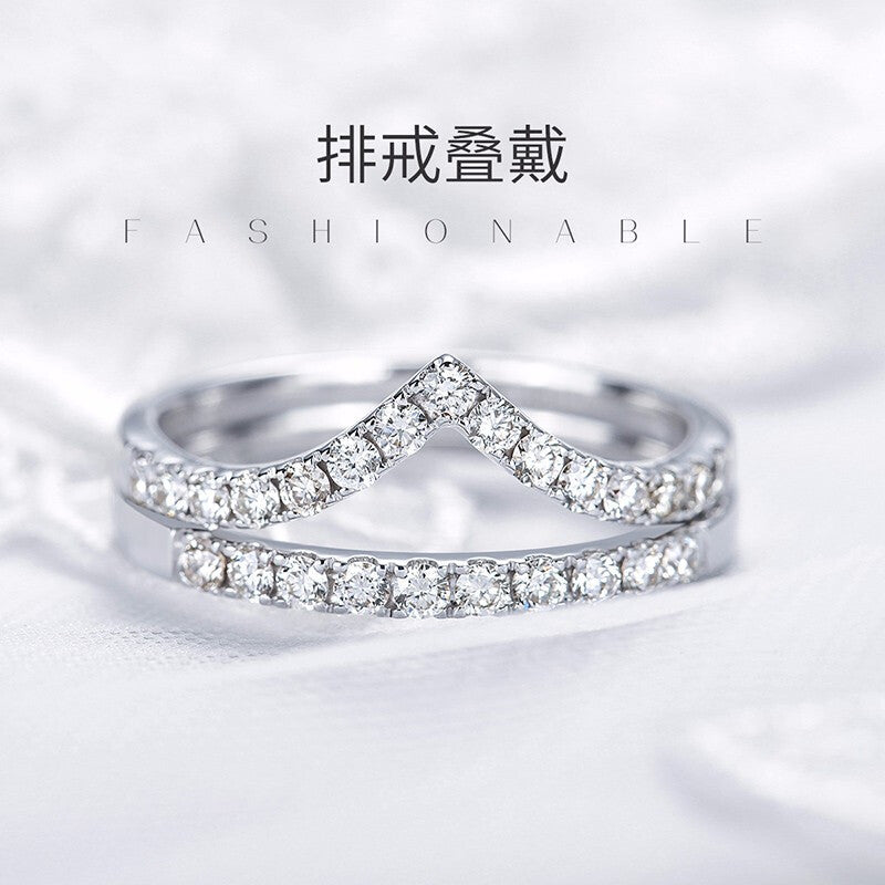 Anillo de moissanita con simulación en forma de V de Vibrato Live, apilable con diamante de una hilera
