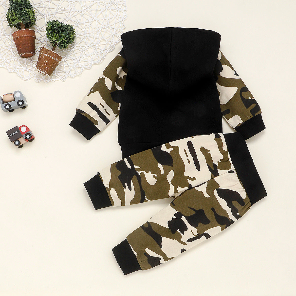 Set felpa con cappuccio e pantaloni mimetici per bambino