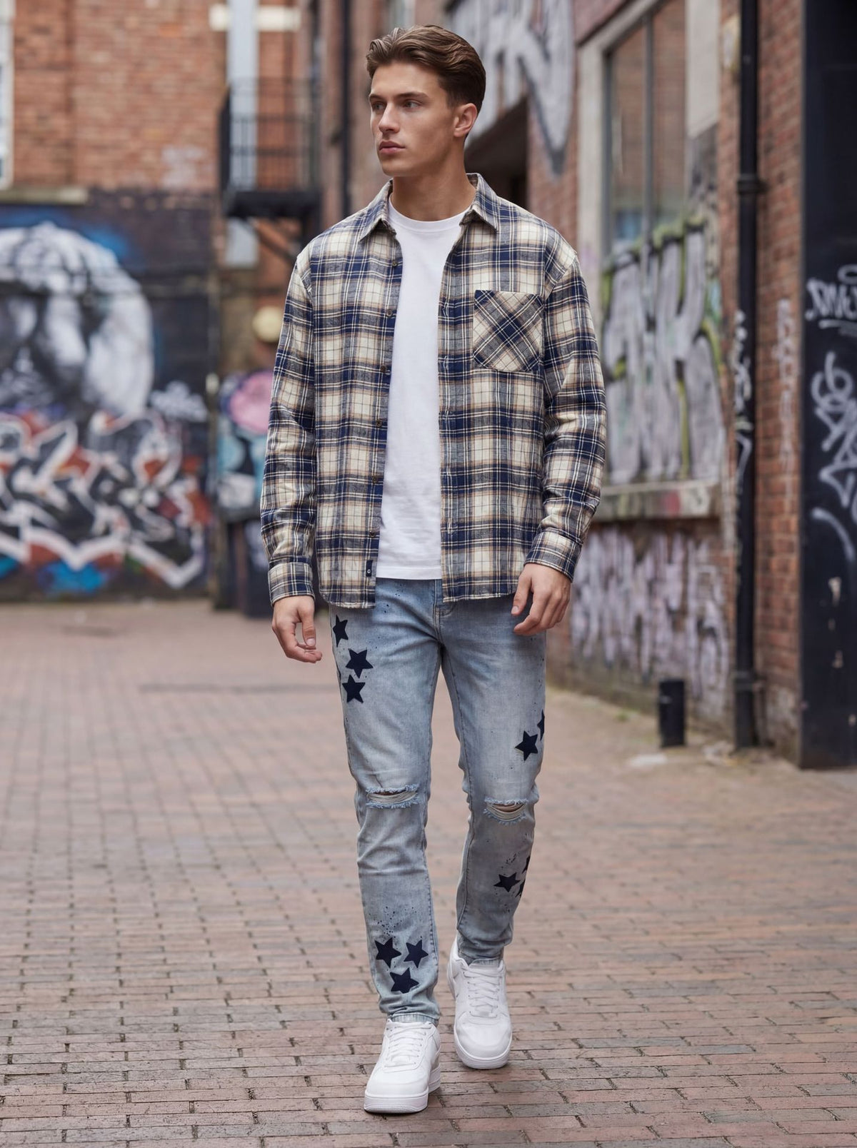 Jeans strappati da uomo con toppa a stella ricamata