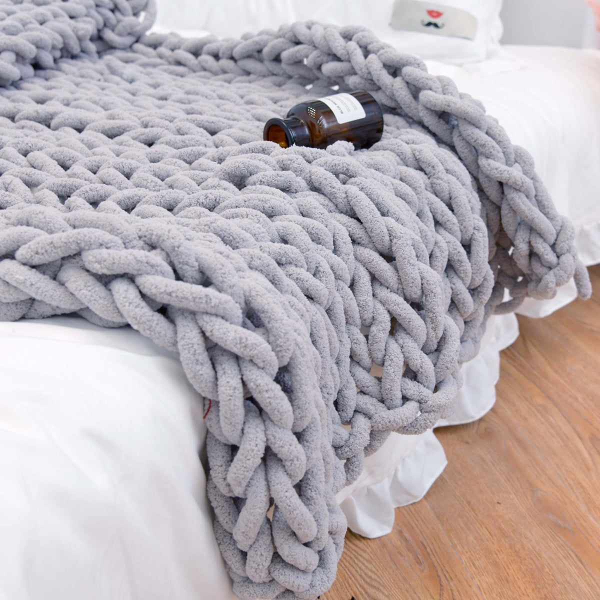 Handgefertigte, grob gestrickte Chenille-Decke