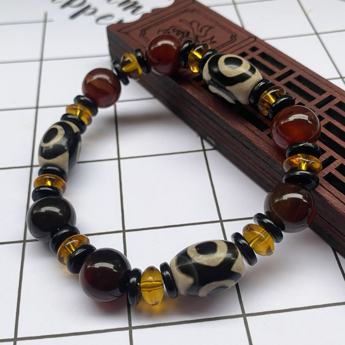 Tibetaanse Dzi-kralenarmband, Drie-oog