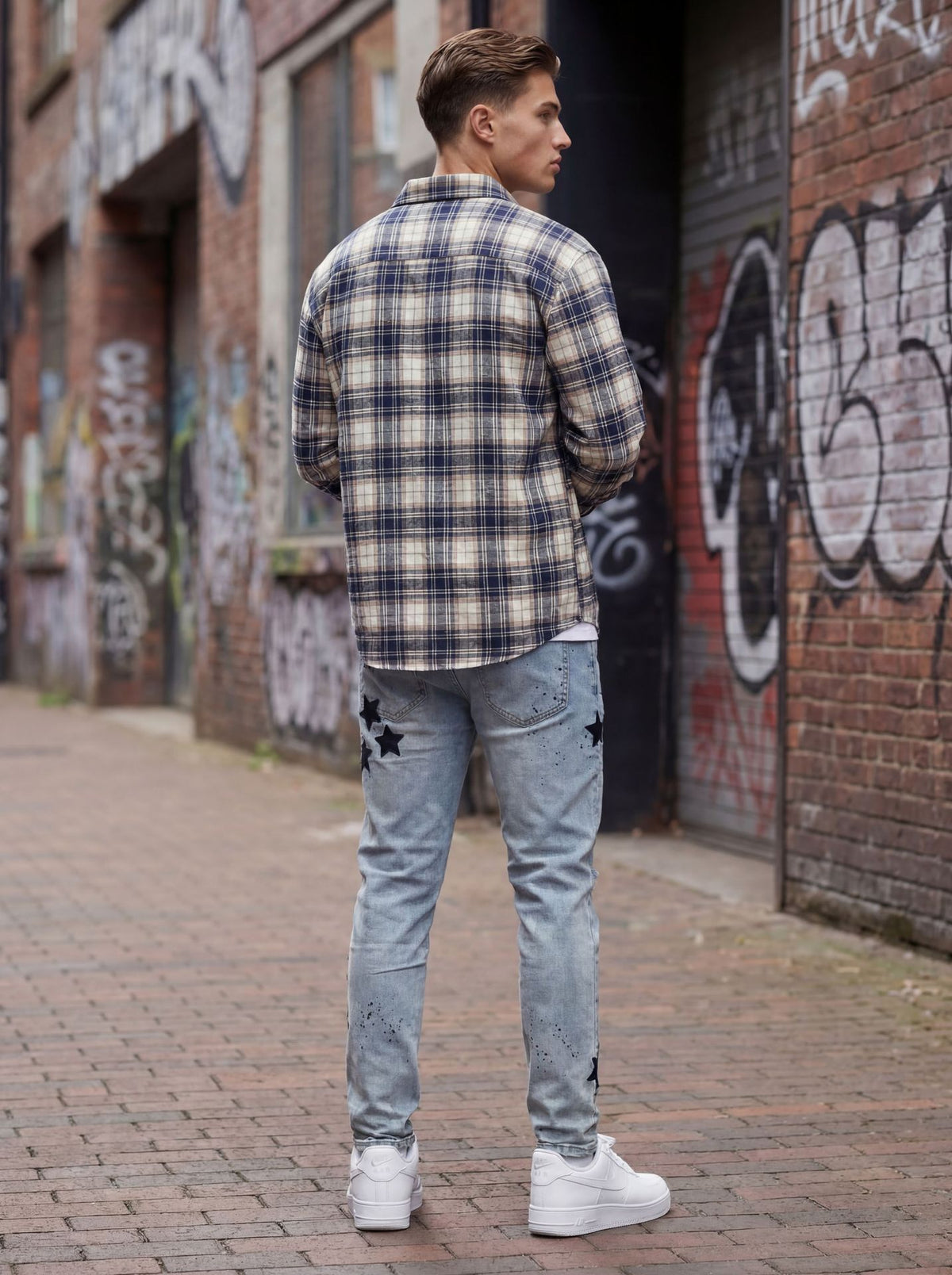 Jeans strappati da uomo con toppa a stella ricamata
