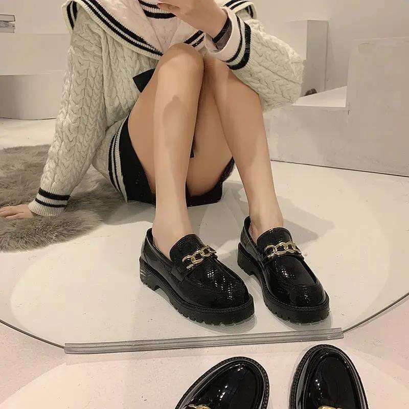 Damesloafers met plateauzool in Britse stijl