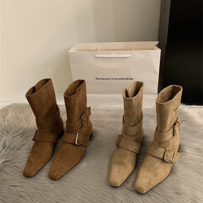 Botas de cano médio e ponta bicuda ao estilo francês com salto baixo largo