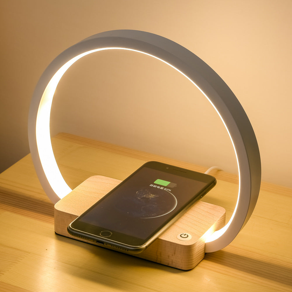 Multifunktionale LED-Schreibtischleuchte mit Ladestation
