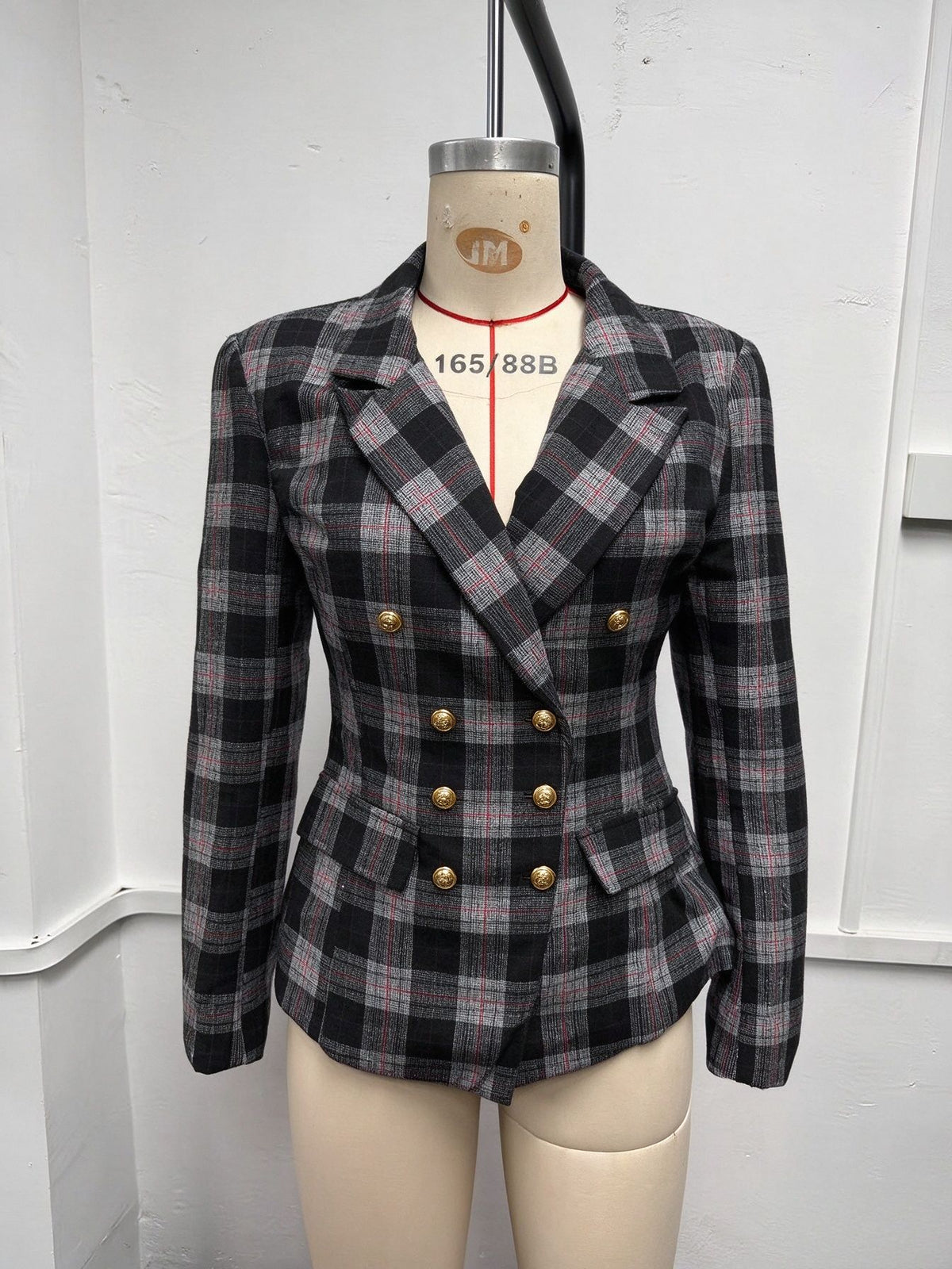 Damesblazer met dubbele rij knopen en ruitpatroon