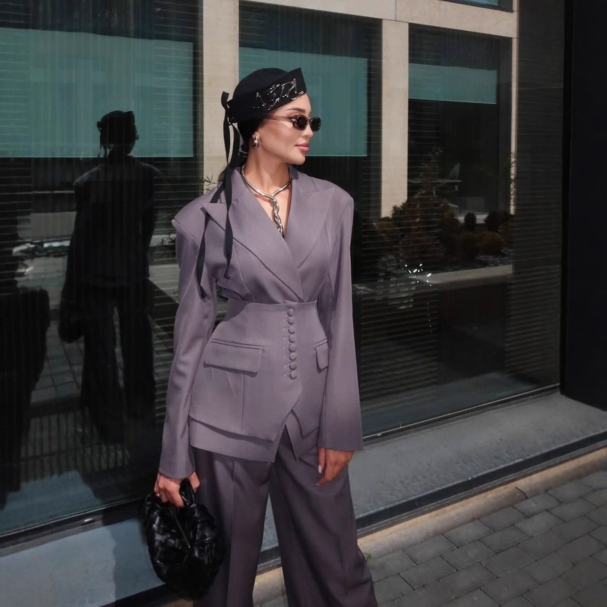 Completo blazer con scollo a V e pantaloni da donna