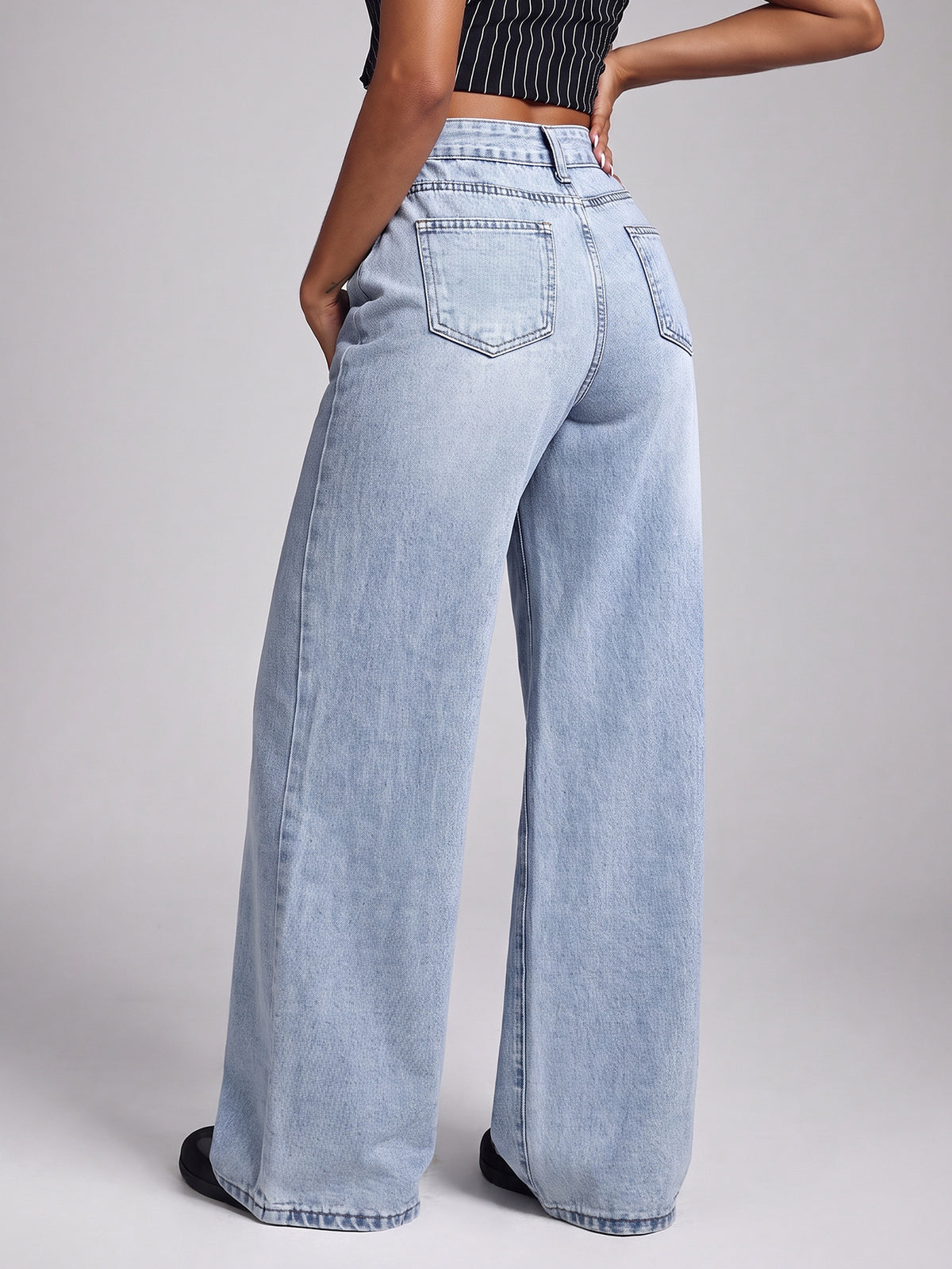 Wijdvallende jeans met strass-hartvormige uitsnijdingen