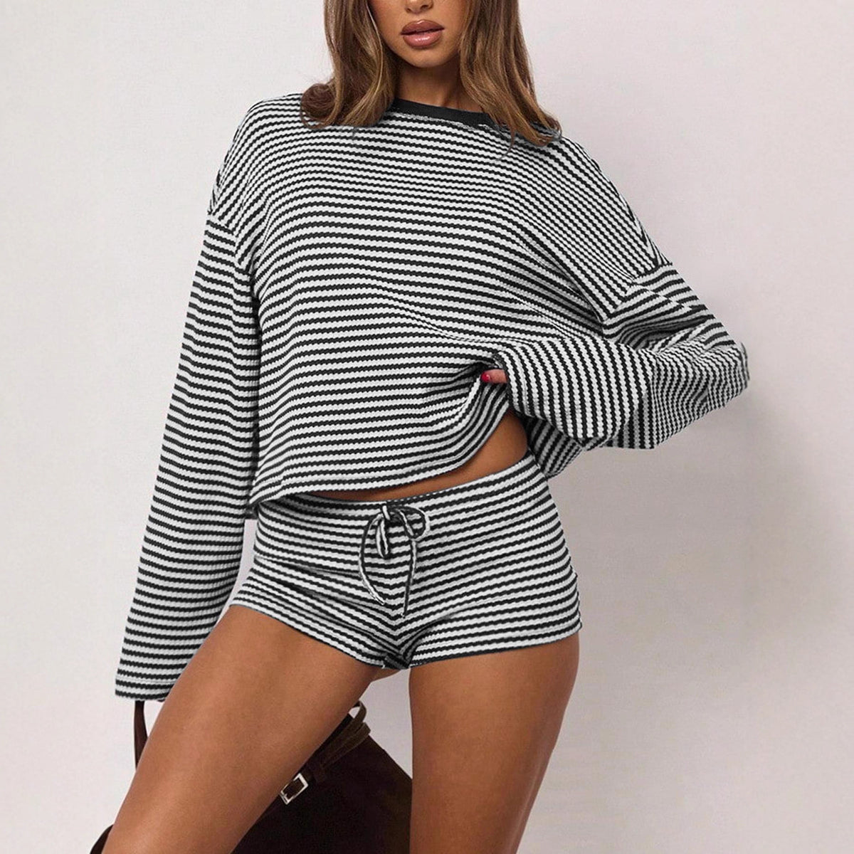 Damen-Set aus gestreiftem Langarmshirt und Shorts