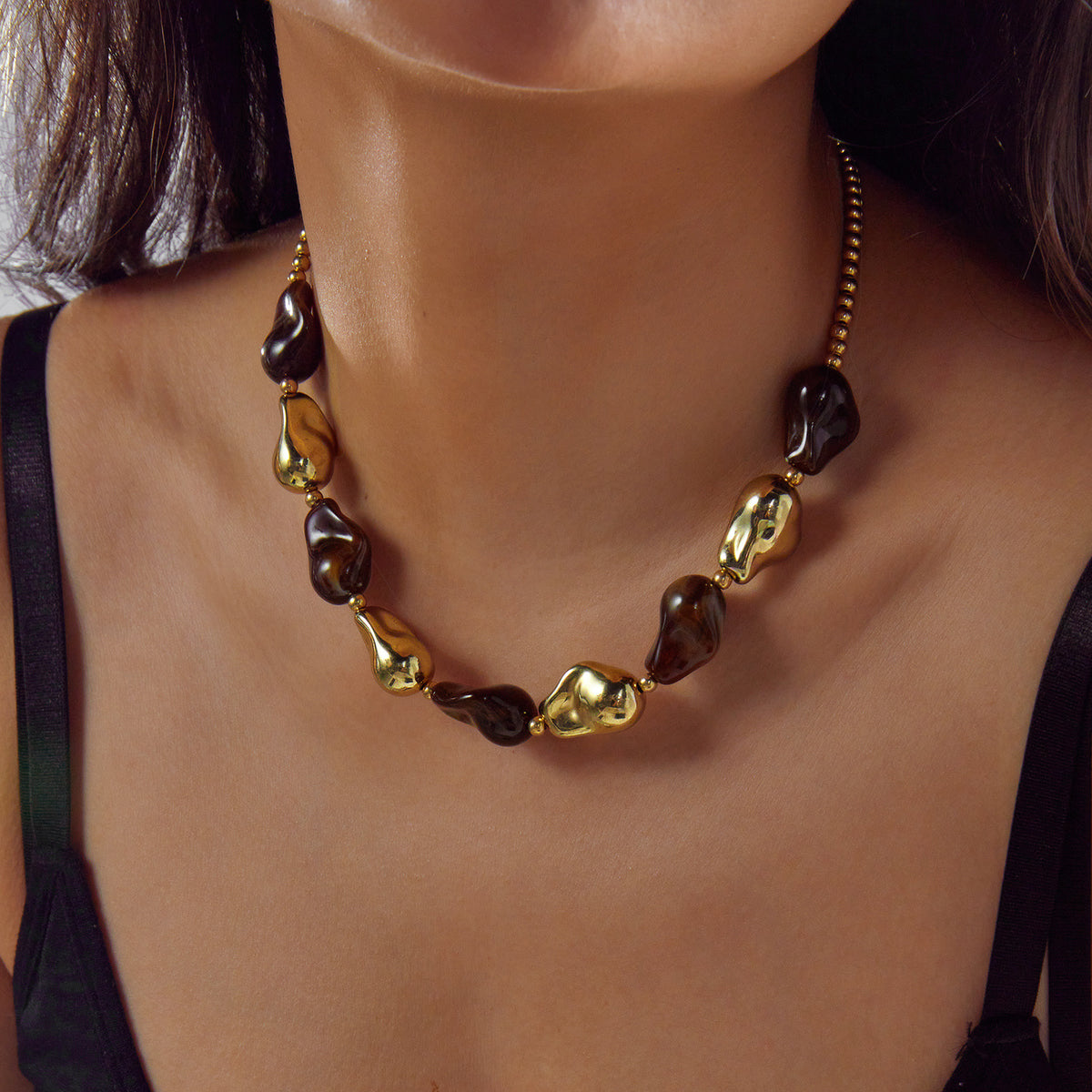 Collier mosaïque en résine géométrique irrégulière