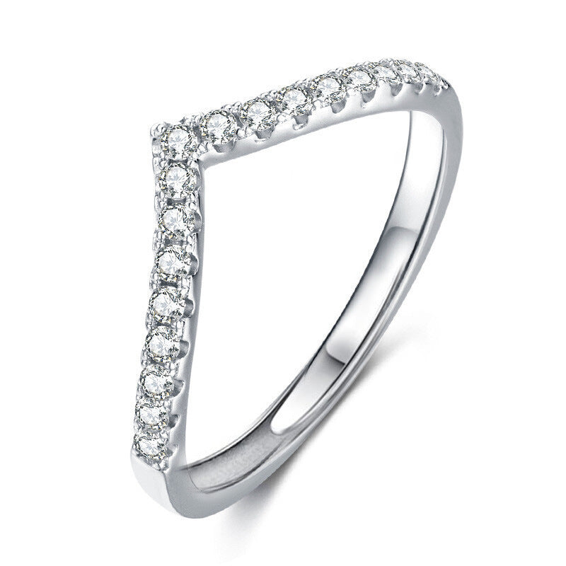 Anillo de moissanita con simulación en forma de V de Vibrato Live, apilable con diamante de una hilera