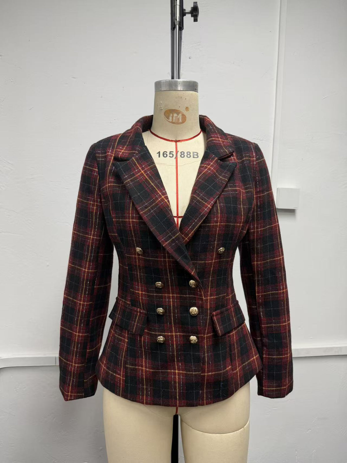 Damesblazer met dubbele rij knopen en ruitpatroon