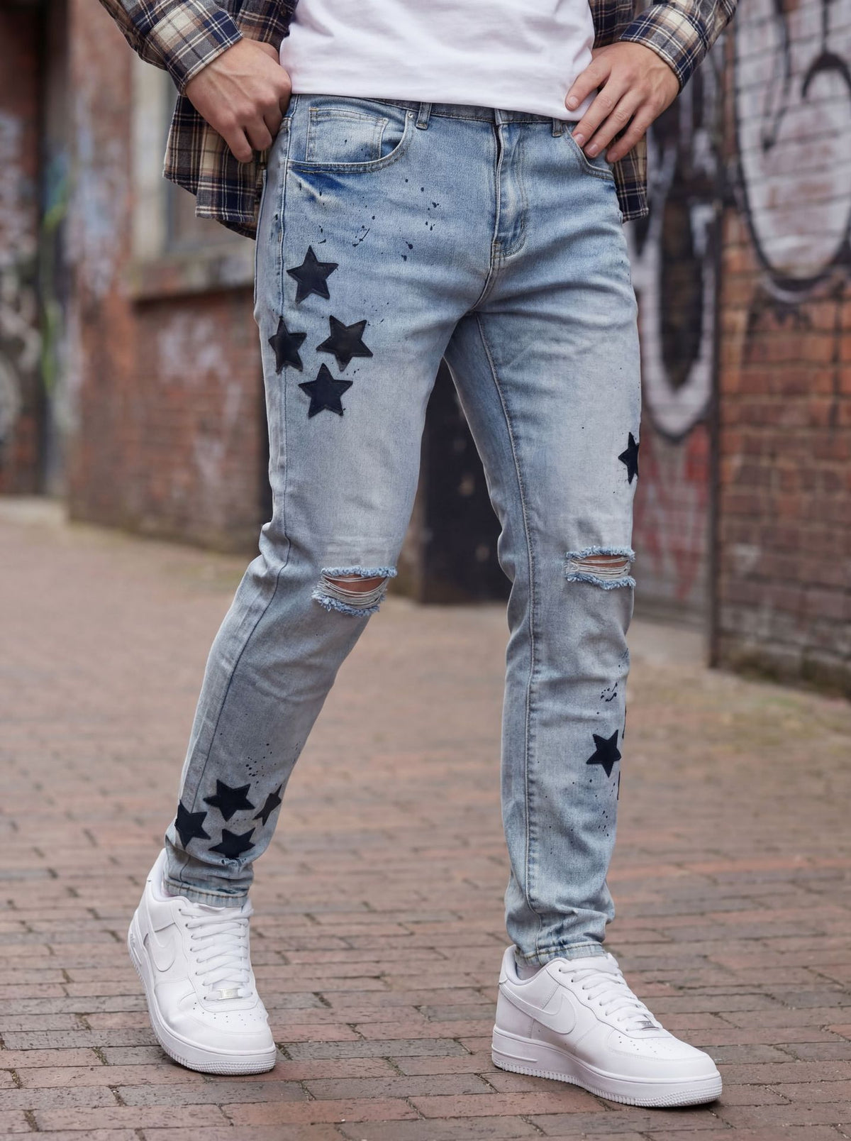 Jeans strappati da uomo con toppa a stella ricamata