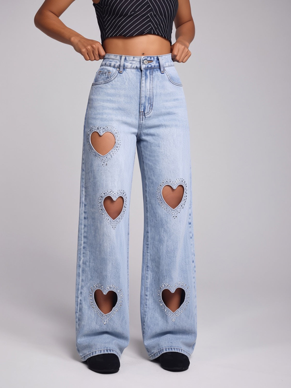 Wijdvallende jeans met strass-hartvormige uitsnijdingen