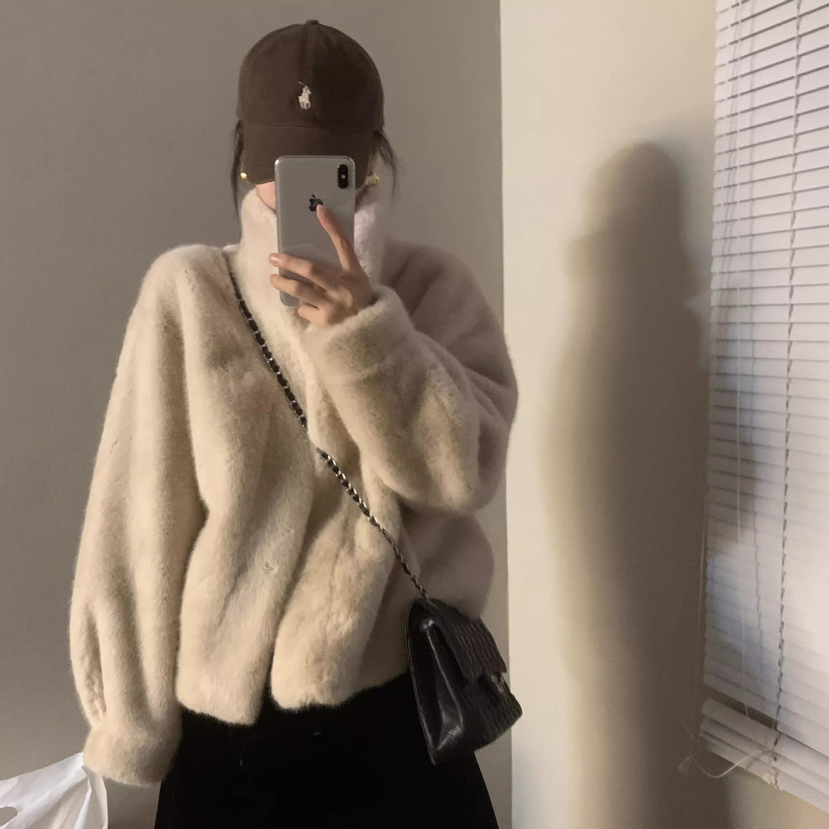 Damesjas met korte snit en kraag van imitatiebont