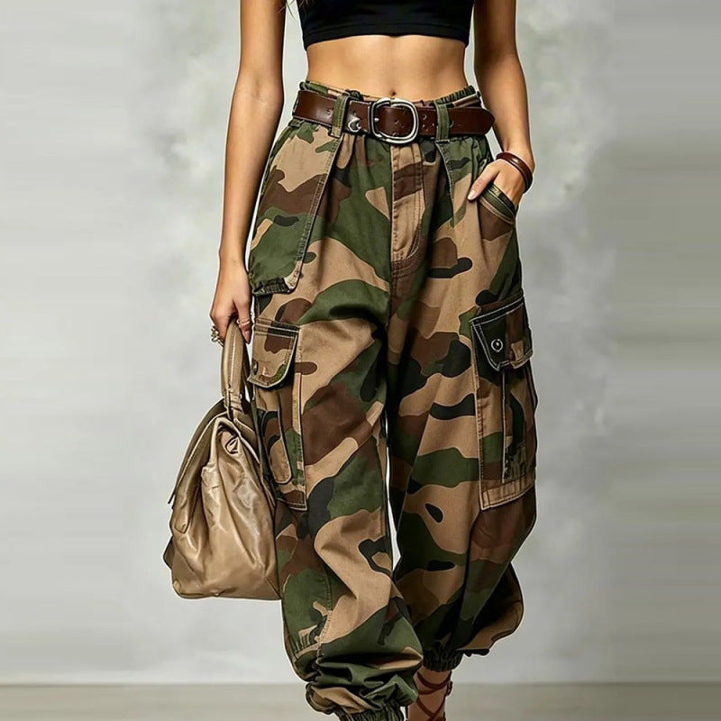 Pantaloni cargo mimetici con tasche multiple
