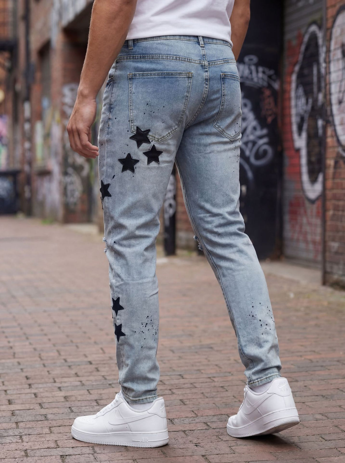 Jeans strappati da uomo con toppa a stella ricamata