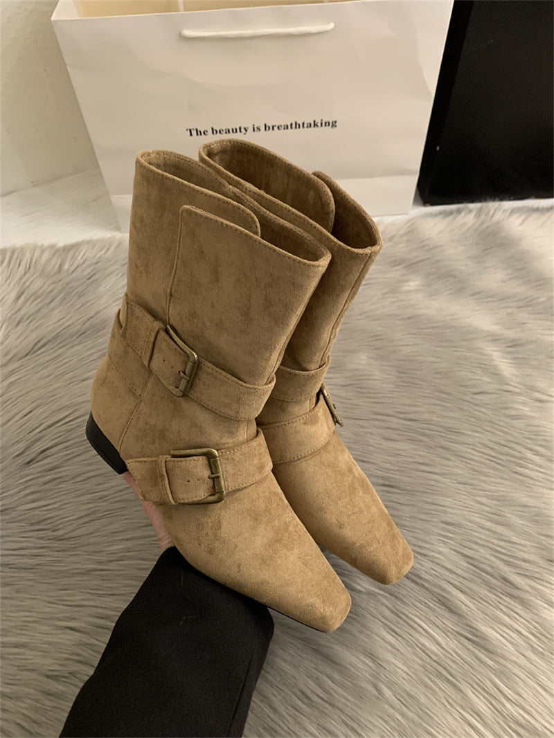 Botas de cano médio e ponta bicuda ao estilo francês com salto baixo largo