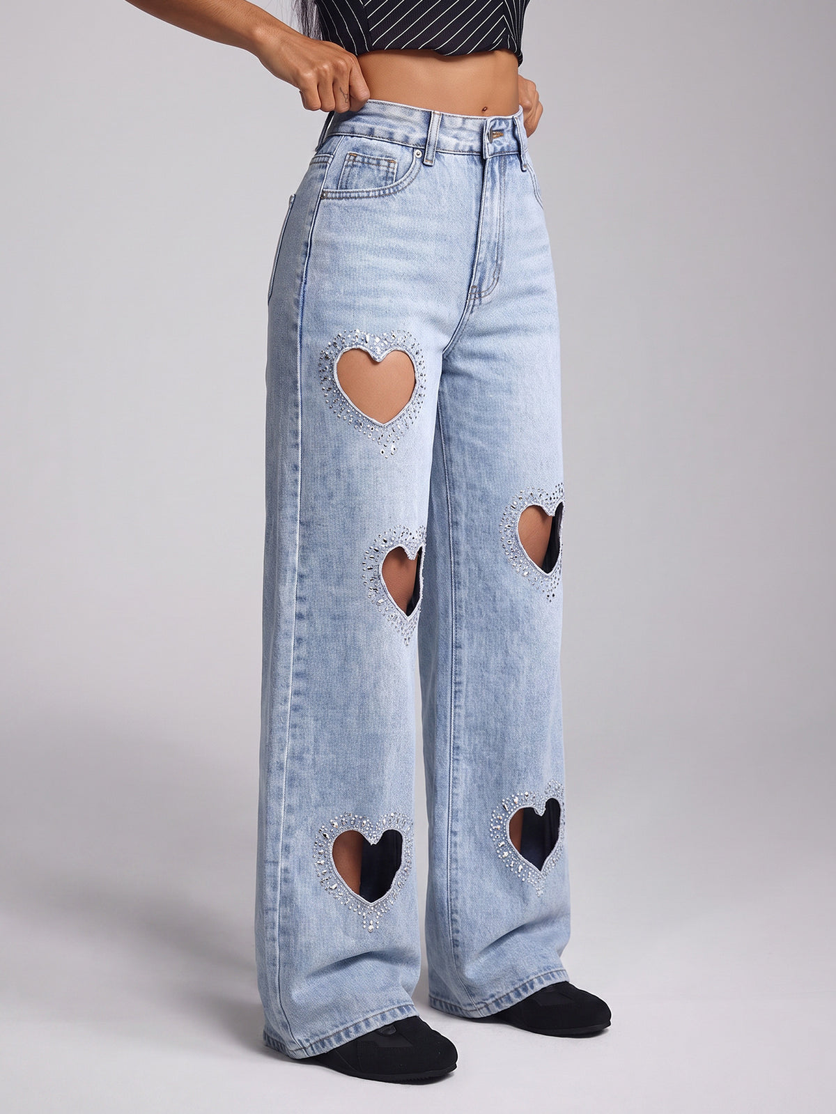 Wijdvallende jeans met strass-hartvormige uitsnijdingen