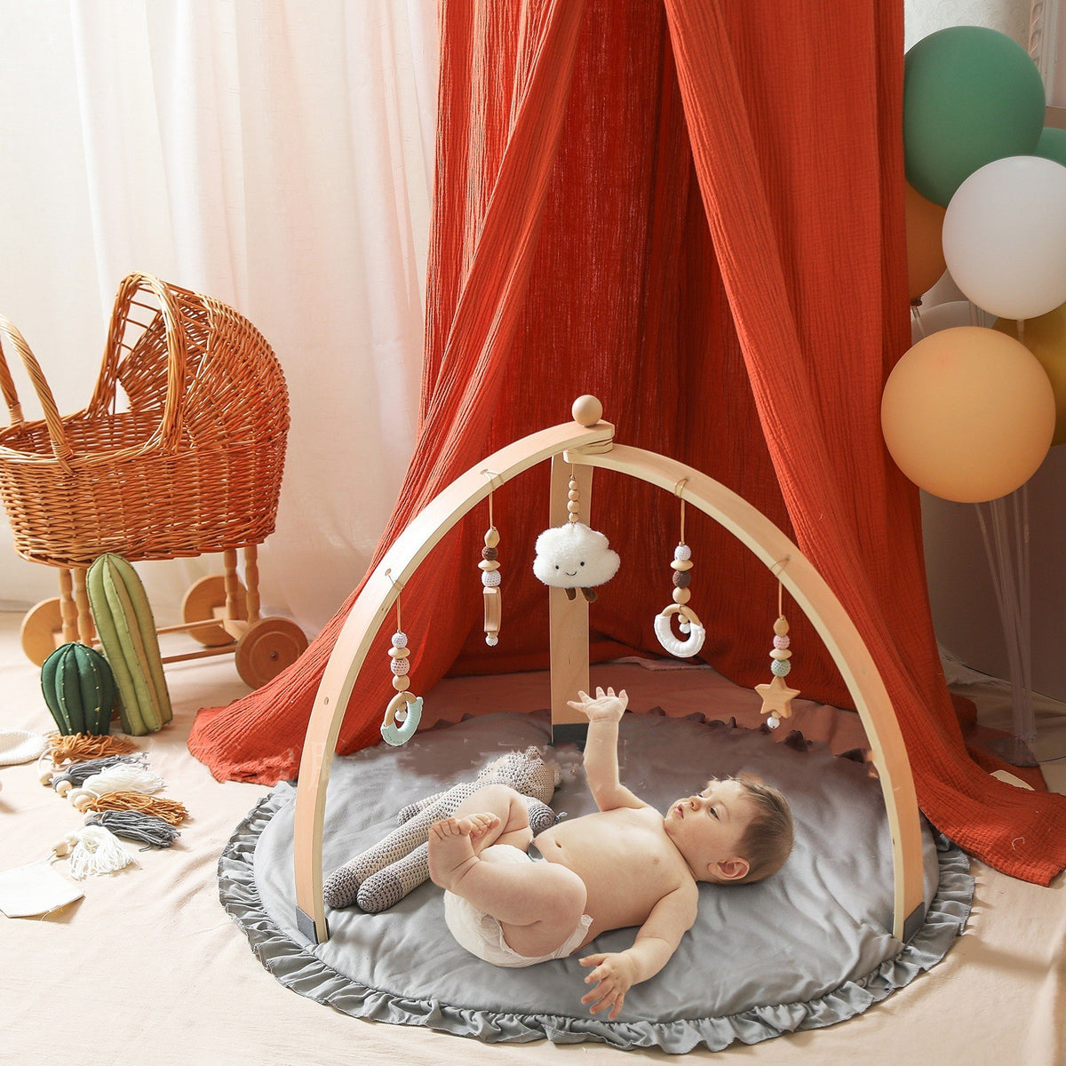Portique d'éveil en bois pour bébé avec jouets suspendus
