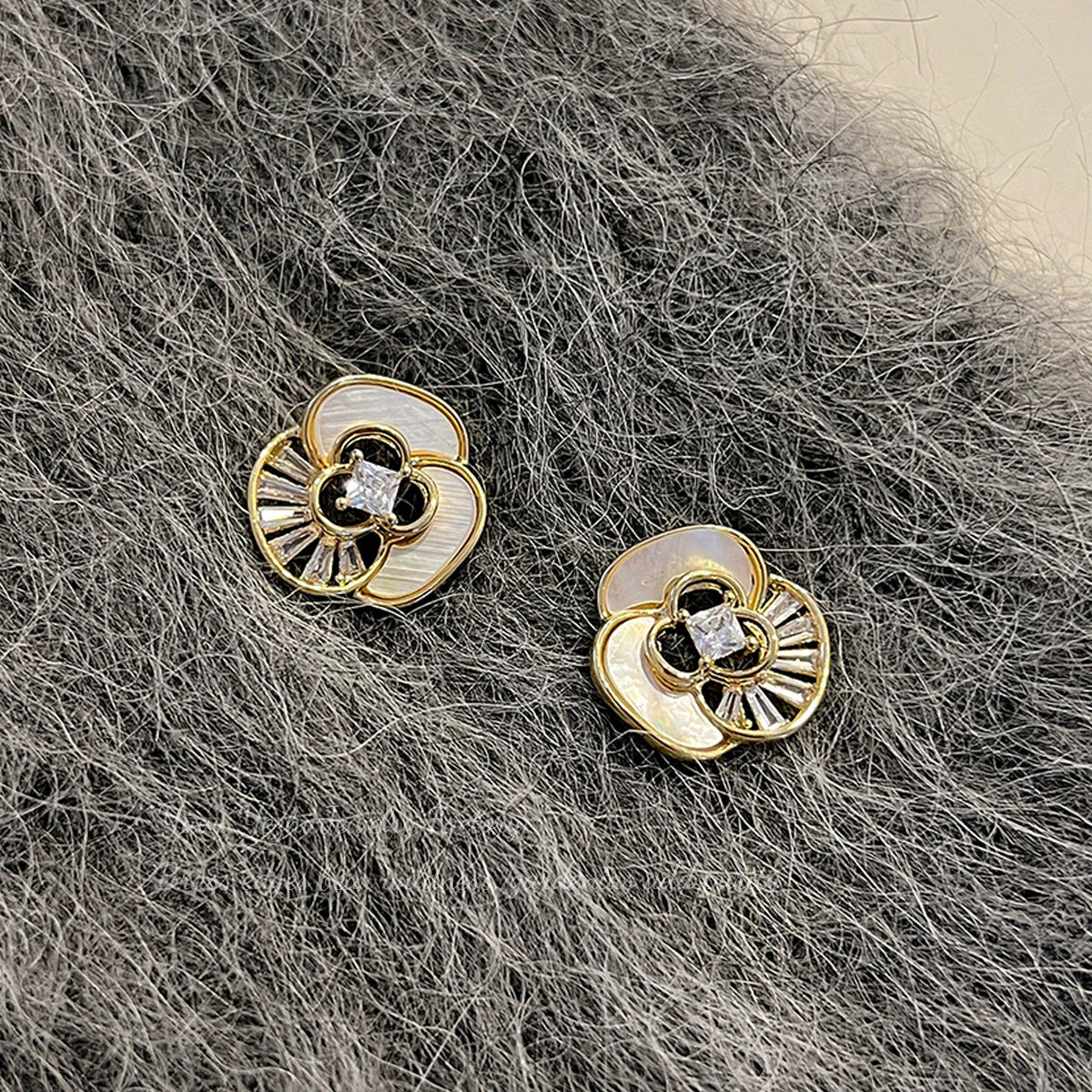 Ohrringe im Chanel-Stil mit durchbrochener Perlmutt-Kamelie und Zirkonia, elegante Retro-Luxus-N
