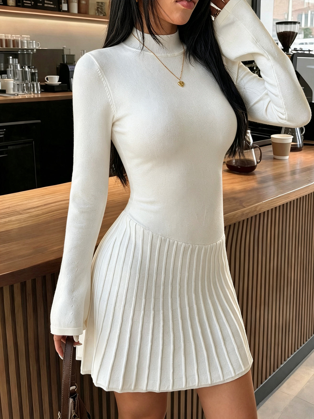 Robe courte en maille plissée à col montant