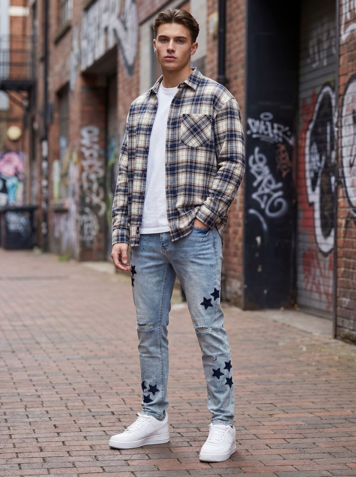 Jeans strappati da uomo con toppa a stella ricamata