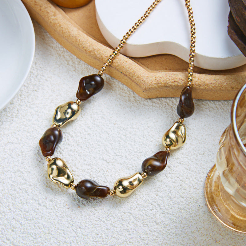 Collier mosaïque en résine géométrique irrégulière