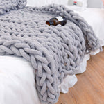 Handgefertigte, grob gestrickte Chenille-Decke