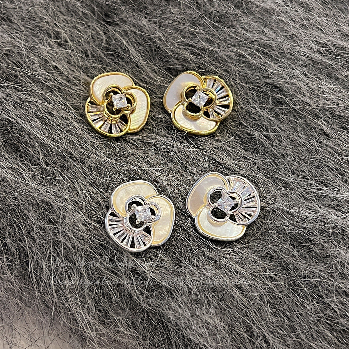 Ohrringe im Chanel-Stil mit durchbrochener Perlmutt-Kamelie und Zirkonia, elegante Retro-Luxus-N