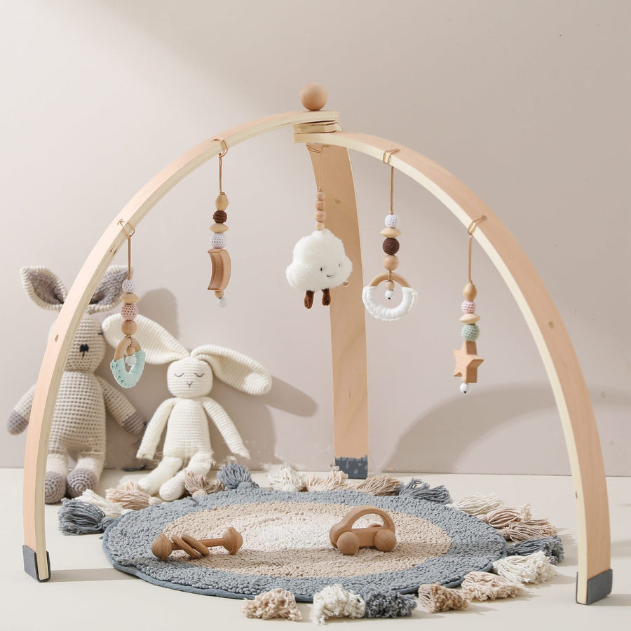Spielbogen aus Holz mit hängendem Spielzeug für Babys