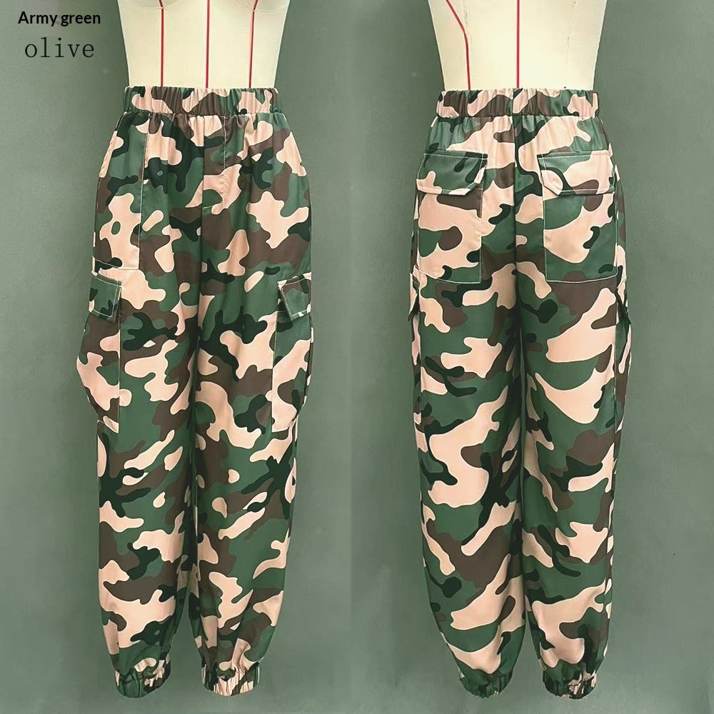 Pantaloni cargo mimetici con tasche multiple