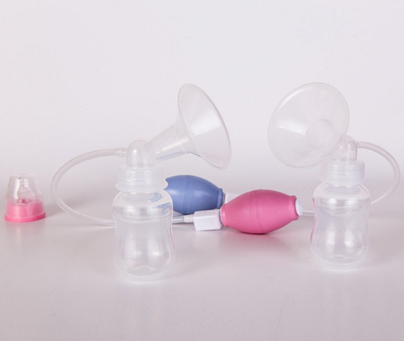 Frauen beim manuellen Abpumpen von Muttermilch