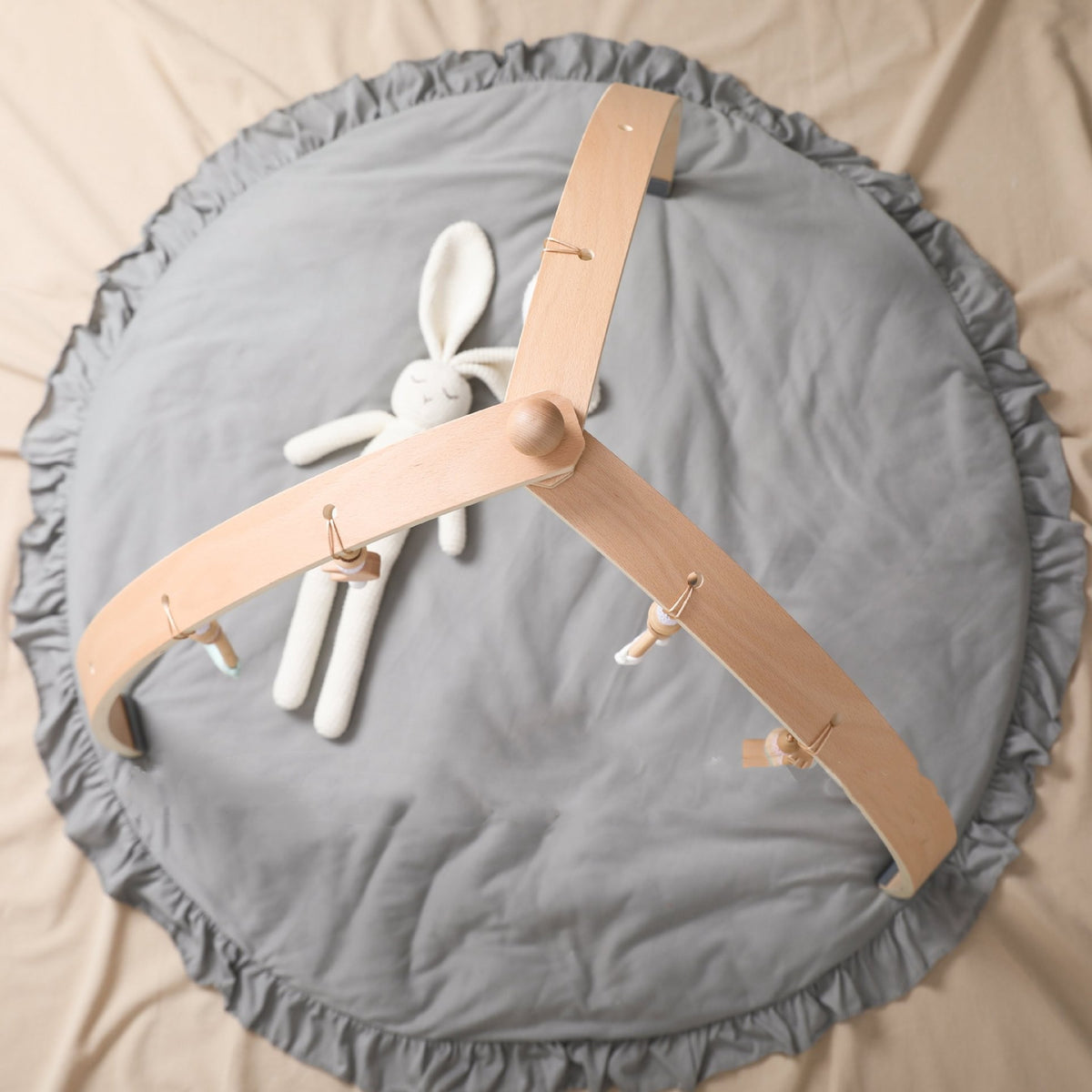 Portique d'éveil en bois pour bébé avec jouets suspendus