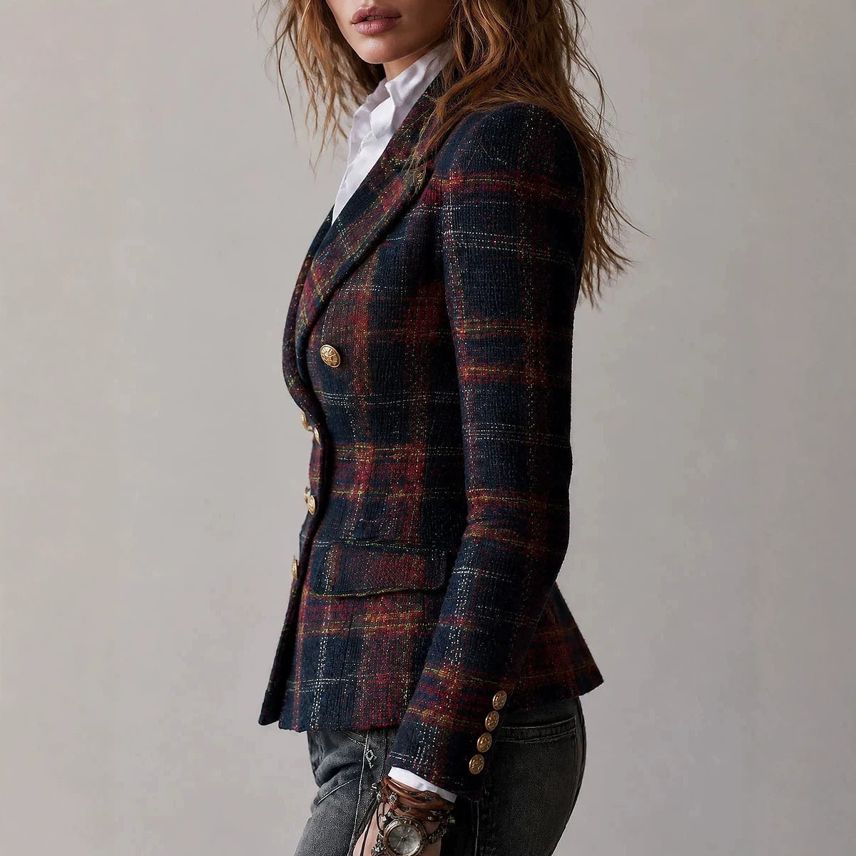 Damesblazer met dubbele rij knopen en ruitpatroon