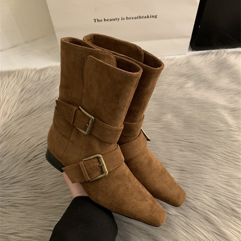 Botas de cano médio e ponta bicuda ao estilo francês com salto baixo largo