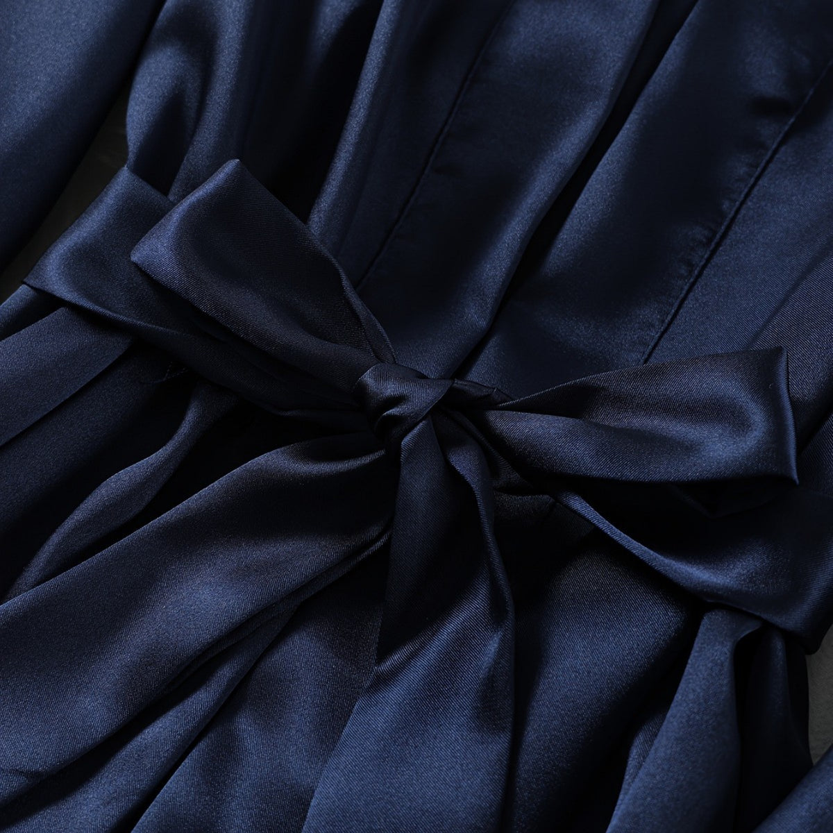 Ensemble nuisette à bretelles et peignoir à nouer au dos