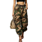 Pantaloni cargo mimetici con tasche multiple