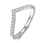 Anillo de moissanita con simulación en forma de V de Vibrato Live, apilable con diamante de una hilera