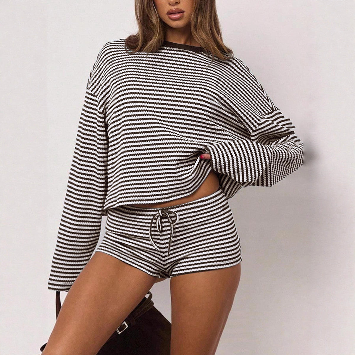 Damen-Set aus gestreiftem Langarmshirt und Shorts