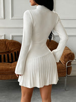 Robe courte en maille plissée à col montant