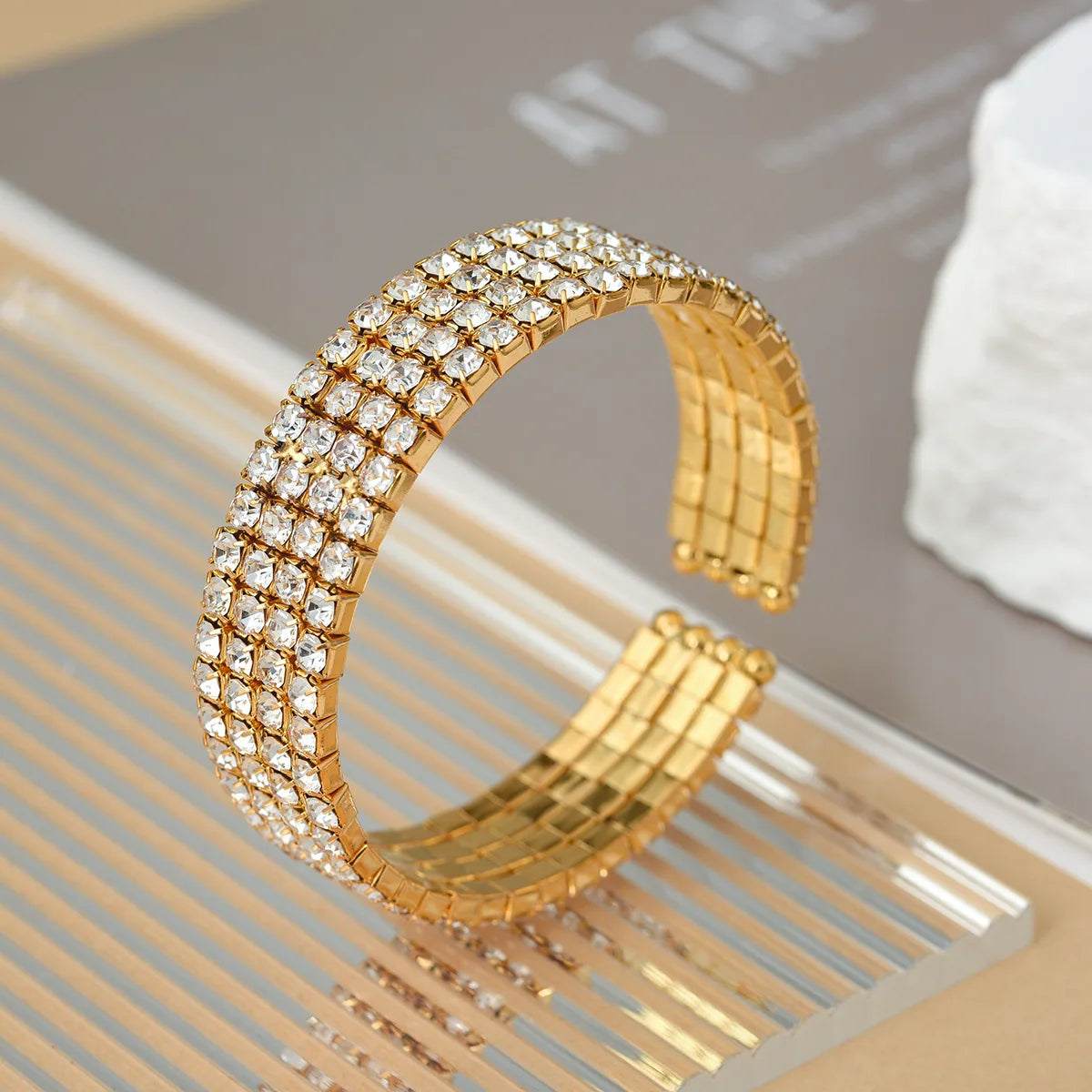 Modisch, minimalistisch, im leichten Luxusstil, hochwertiges Design, mit Strasssteinen besetztes Armband, geeignet für Damenpartys und den Alltag