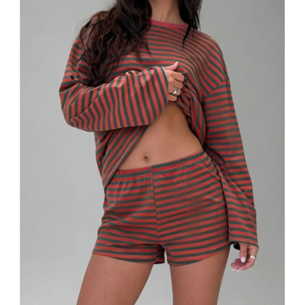 Ensemble deux pièces rayé pour femme, t-shirt ample à manches longues et col rond avec short à taille élastique, tenue décontractée pour la maison ou le quotidien