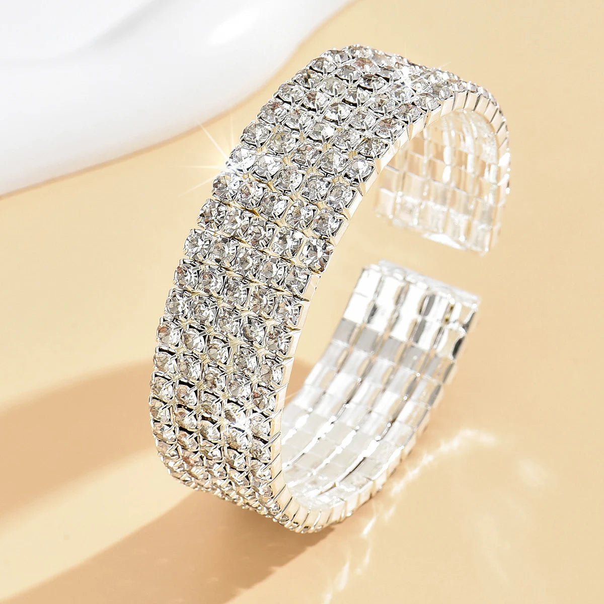 Modisch, minimalistisch, im leichten Luxusstil, hochwertiges Design, mit Strasssteinen besetztes Armband, geeignet für Damenpartys und den Alltag