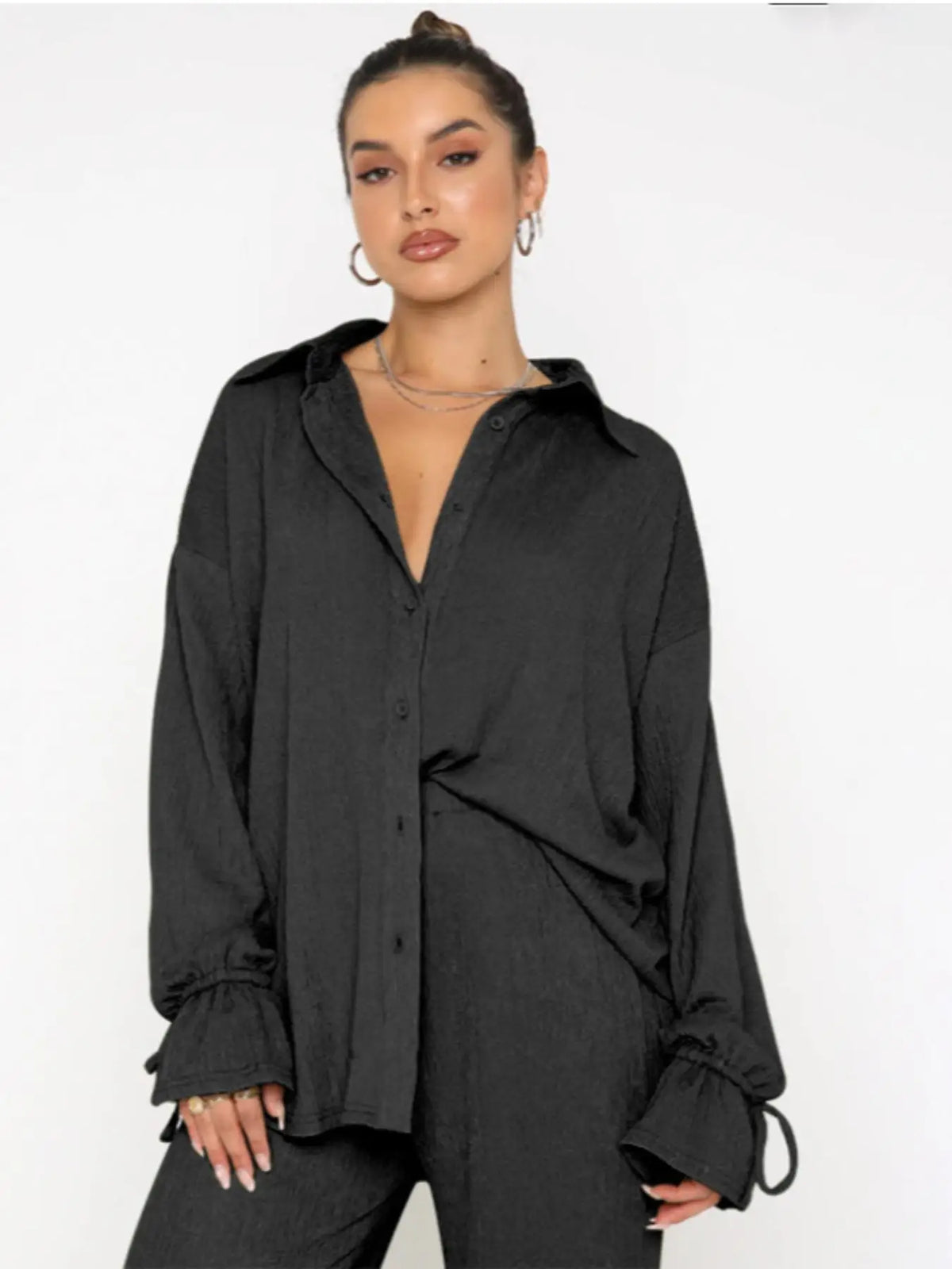 COMPLETO DONNA DUE PEZZI TINTA UNITA PRIMAVERA ESTATE 2026, CAMICIA CON MANICHE A VOLANT ABBINATA A PANTALONI CON SPACCO, OUTFIT COMODO PER IL TEMPO LIBERO