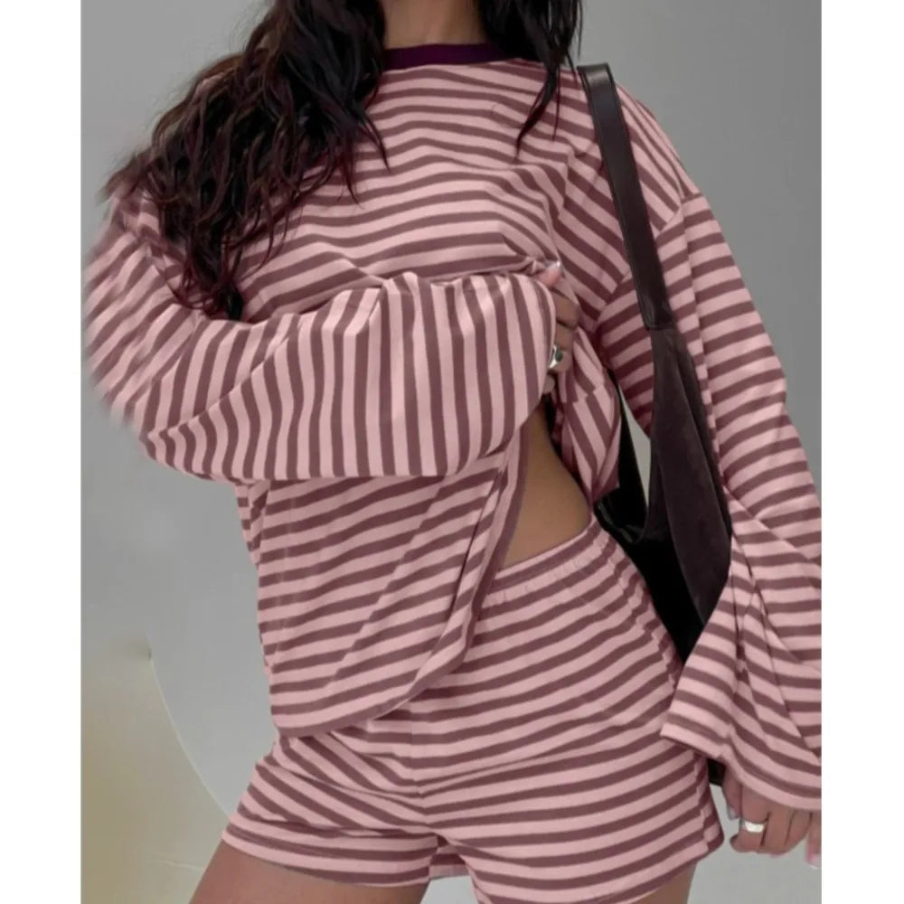 Ensemble deux pièces rayé pour femme, t-shirt ample à manches longues et col rond avec short à taille élastique, tenue décontractée pour la maison ou le quotidien
