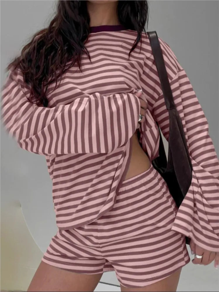 Ensemble deux pièces rayé pour femme, t-shirt ample à manches longues et col rond avec short à taille élastique, tenue décontractée pour la maison ou le quotidien