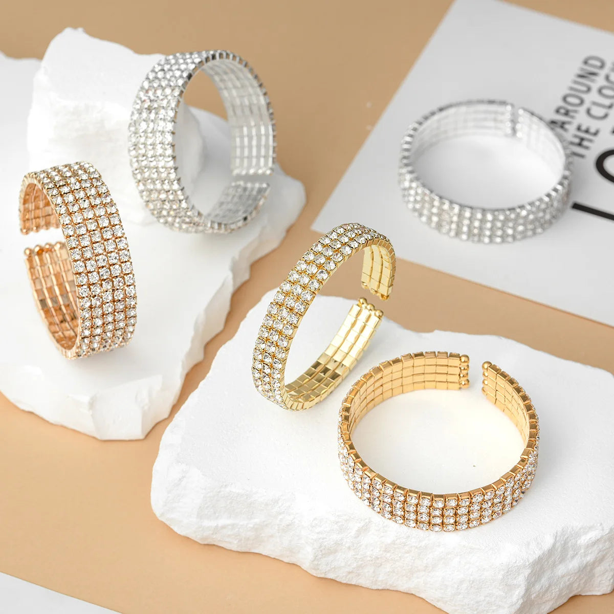 Modisch, minimalistisch, im leichten Luxusstil, hochwertiges Design, mit Strasssteinen besetztes Armband, geeignet für Damenpartys und den Alltag