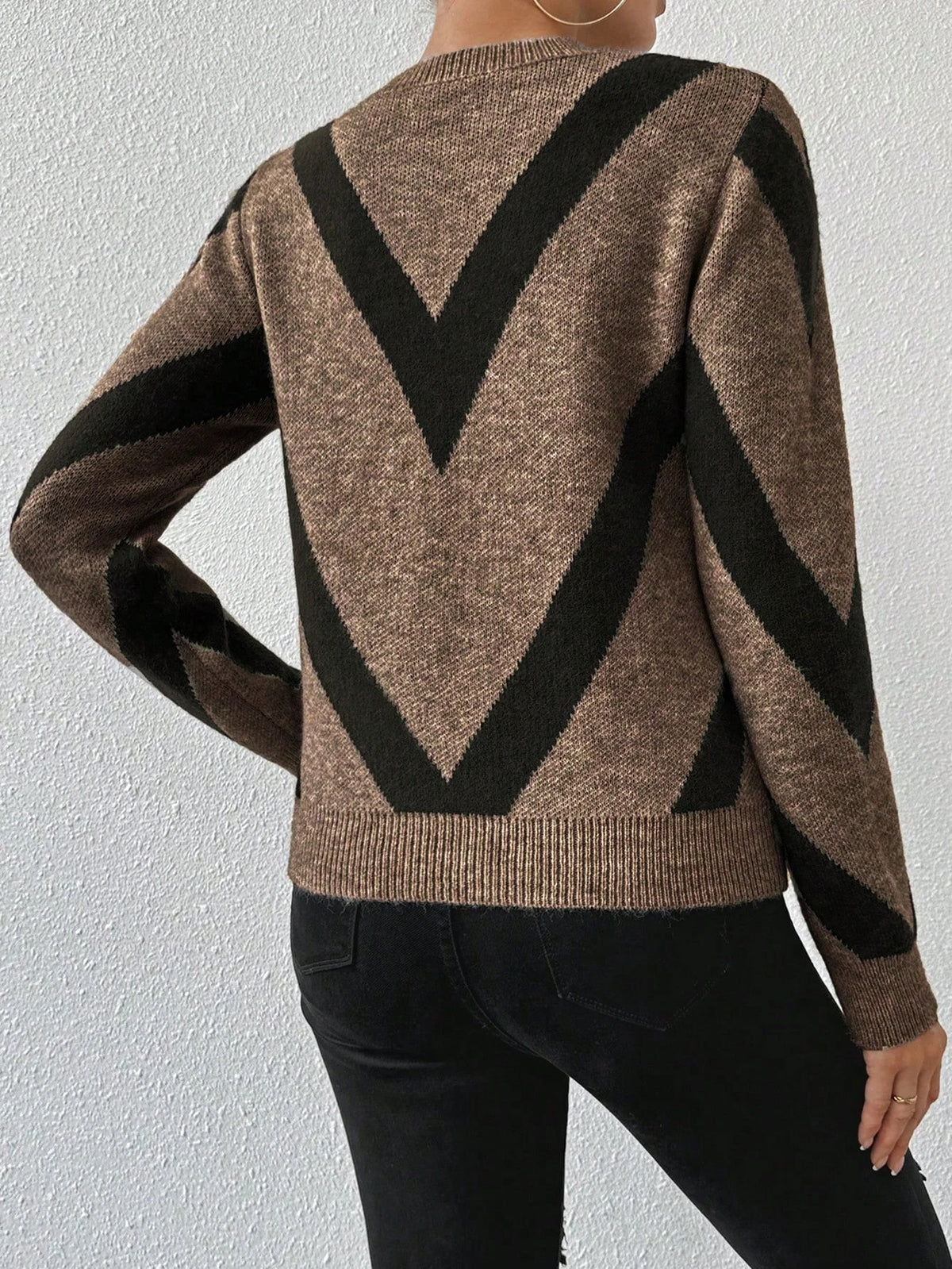 Women's Geometric Pattern Knitted Sweater – Round Neck, Long Sleeve