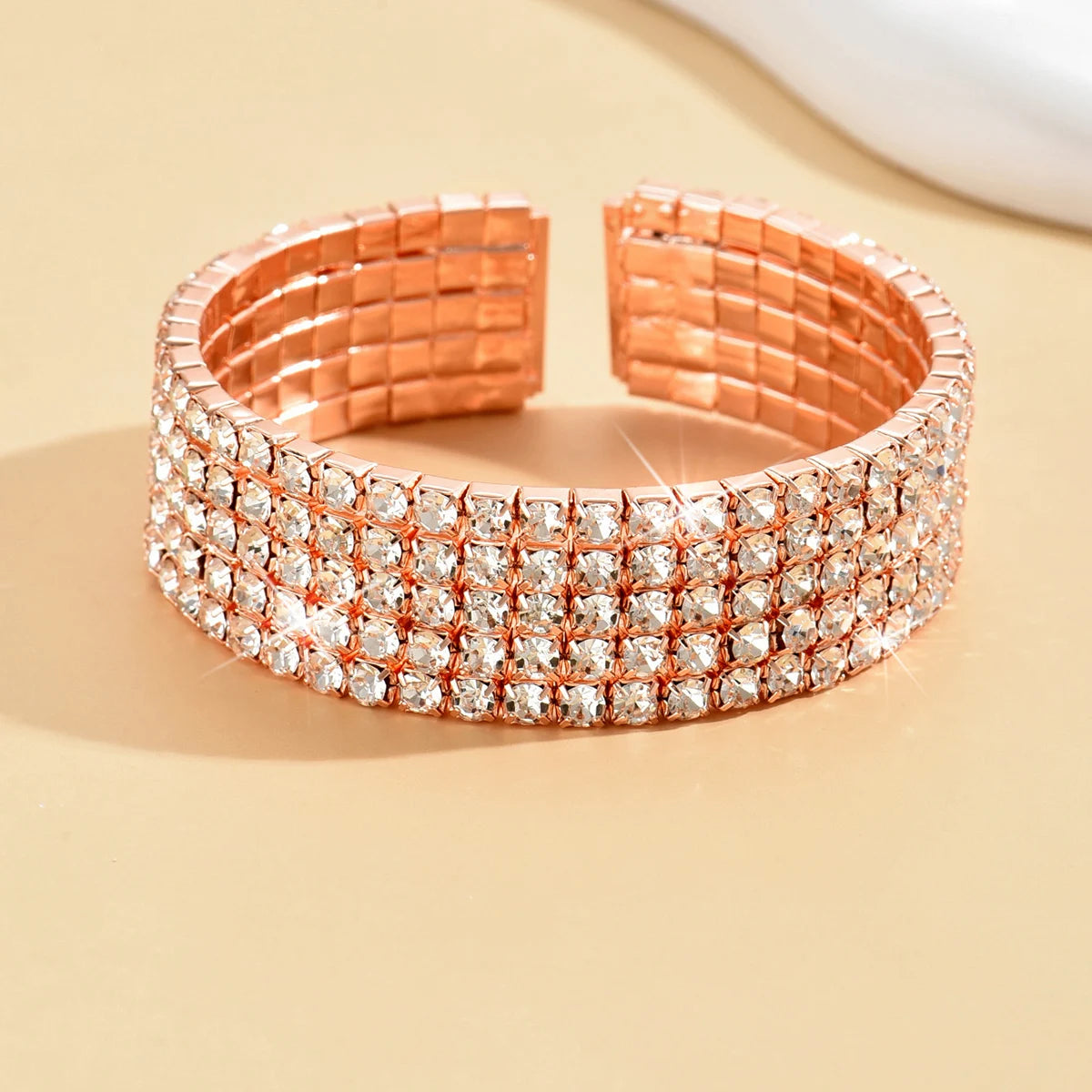 Modisch, minimalistisch, im leichten Luxusstil, hochwertiges Design, mit Strasssteinen besetztes Armband, geeignet für Damenpartys und den Alltag